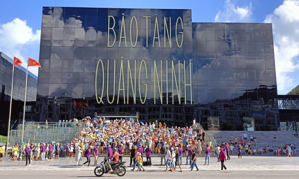 Tourist attractions crowded with visitors during five-day holiday
