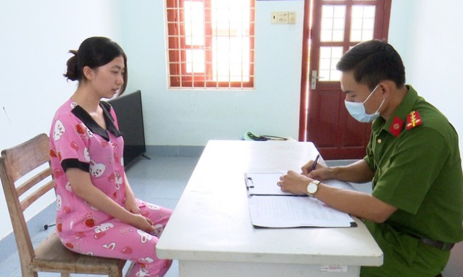 Cô gái trẻ bị bắt vì dùng dao cạo chân mày gây thương tích cho tình địch