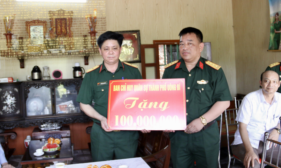 Ban CHQS TP Uông Bí trao tiền hỗ trợ xây dựng "Nhà đồng đội"