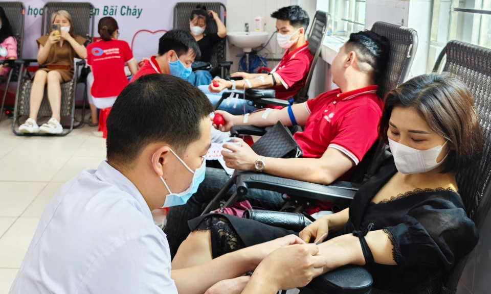 Tiếp nhận 60 đơn vị máu tại Bệnh viện Bãi Cháy