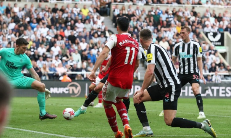 Arsenal hạ Newcastle, kém Man City 1 điểm