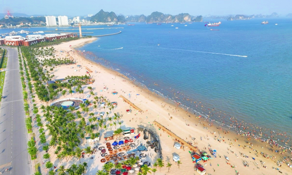 Quang Ninh beaches lure tourists with romantic summer vibes