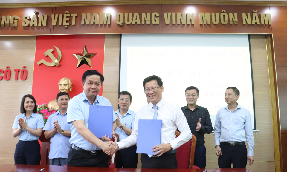 Trung tâm Truyền thông tỉnh và huyện Cô Tô ký kết hợp tác tuyên truyền