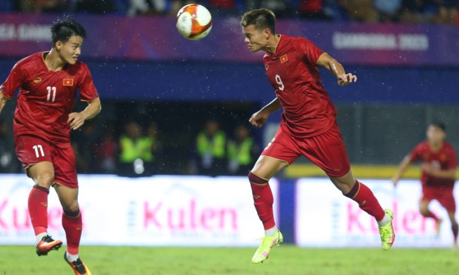 SEA Games 32: Vietnam beat Malaysia 2-1 to advance to men’s football semi-finals