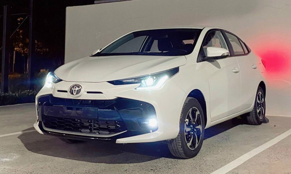 Toyota Vios 2023 đổ bộ đại lý Việt Nam: Thiết kế đẹp không chỗ chê, đủ sức ‘lật đổ’ Hyundai Accent