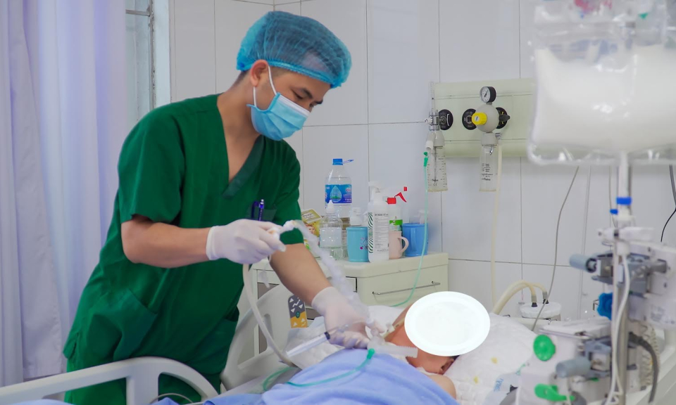 Điều dưỡng viên tận tâm với nghề