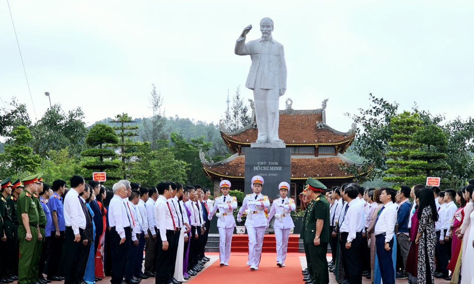 Thiêng liêng Lễ Thượng cờ Tổ quốc trên đảo Cô Tô