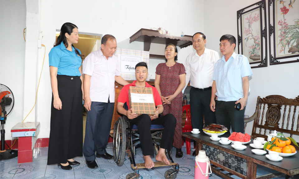Thăm tặng quà công nhân bị tai nạn lao động