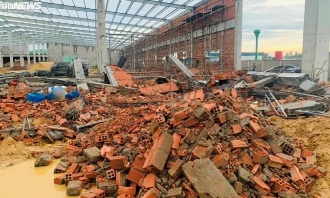 Sập tường làm 11 người thương vong: Bắt tạm giam quản lý dự án và giám đốc