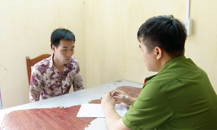Bắt con nghiện trộm phụ kiện cột điện