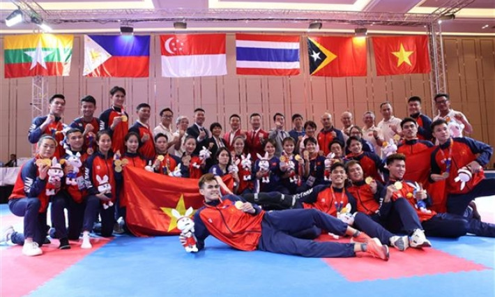 Minister Hùng congratulates, encourages Vietnamese athletes