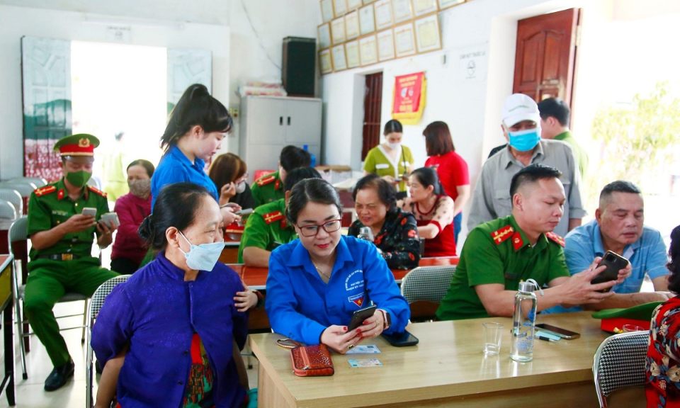 Tuổi trẻ Tiên Yên tích cực hỗ trợ, hướng dẫn người dân cài đặt ứng dụng VNeID