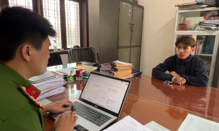 Mâu thuẫn trong đám cưới, dùng tuýp sắt đánh người