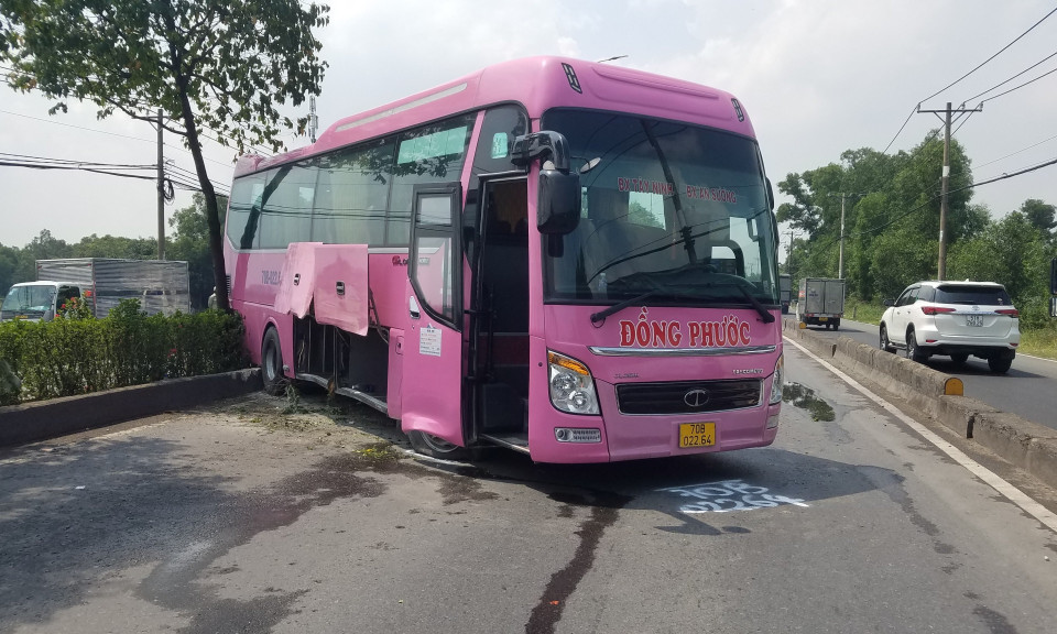 Xe khách nổ lốp, tông nát hông ô tô 4 chỗ