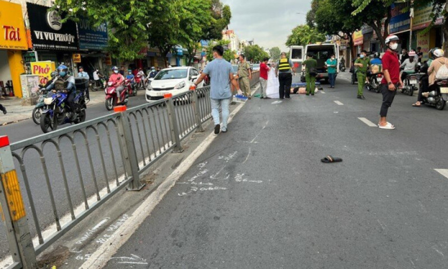Xe máy va vào dải phân cách, thanh niên văng 20m, tử vong tại chỗ
