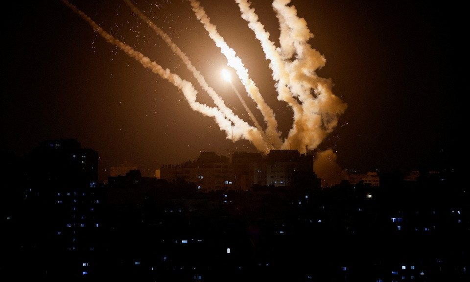 Israel hứng hàng trăm quả tên lửa sau khi không kích Gaza