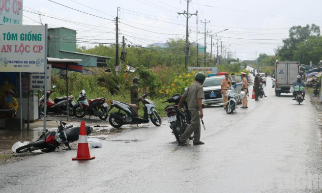 Va chạm giữa 2 xe máy trên quốc lộ qua Bạc Liêu, 1 người tử vong