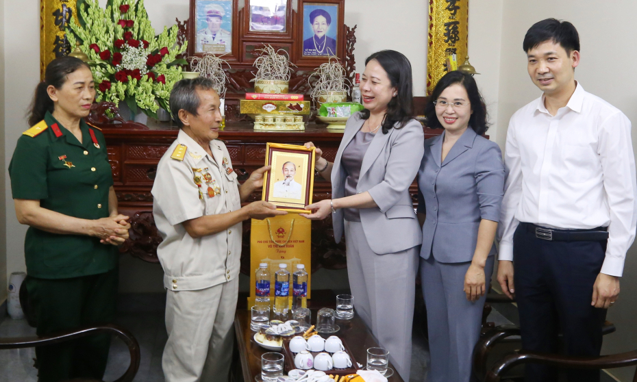 Phó Chủ tịch nước Võ Thị Ánh Xuân tặng quà ở Đông Triều