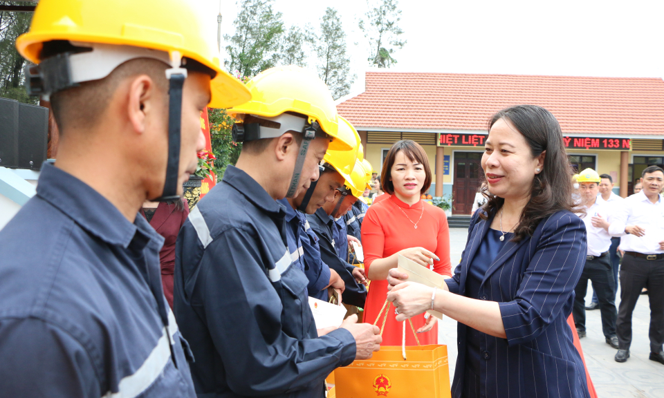 Phó Chủ tịch nước Võ Thị Ánh Xuân thăm, tặng quà công nhân ngành Than