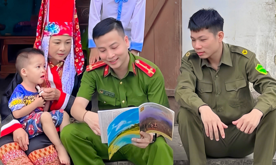 Chiến sĩ công an "vì nhân dân phục vụ"
