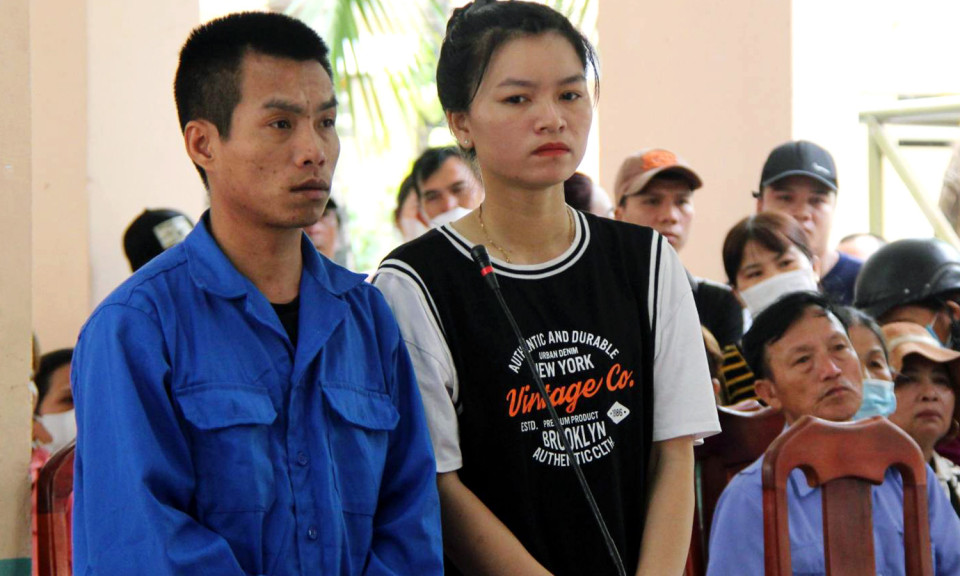 Vợ chồng chạy xe máy ‘làm xiếc’ trên đèo Hải Vân lĩnh án