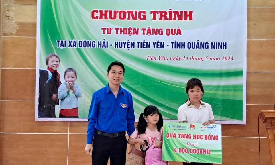  Tặng quà cho gia đình khó khăn, học sinh nghèo tại xã Đông Hải (Tiên Yên)