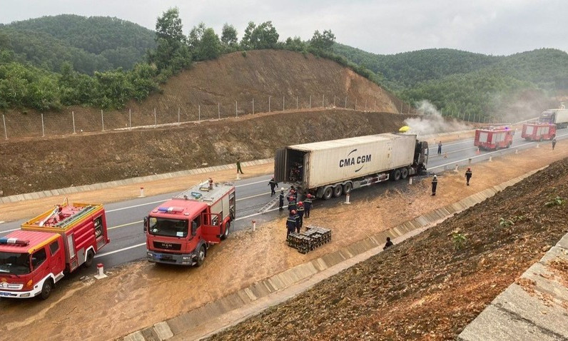 Xe đầu kéo bốc cháy dữ dội trên cao tốc
