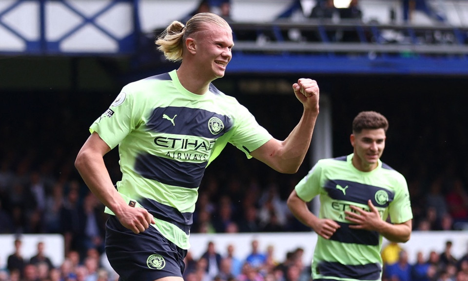 Haaland tỏa sáng giúp Man City hơn Arsenal 4 điểm