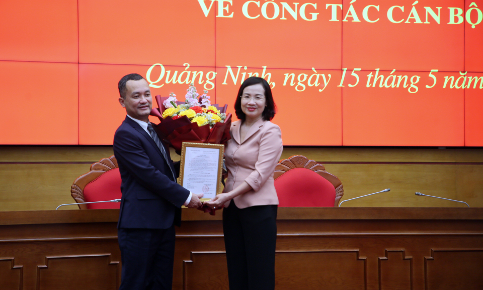 Trao quyết định bổ nhiệm Phó Chánh Văn phòng Tỉnh ủy