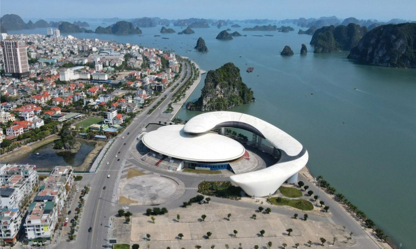 Exploring Ha Long city as the way locals do