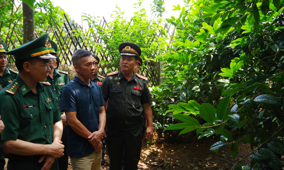 Bộ Chỉ huy BĐBP tỉnh và Đoàn công tác Quân đội Nhân dân Lào trao đổi kinh nghiệm về công tác dân vận