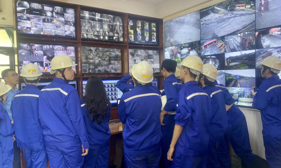 Gần 50 học sinh Trường THPT Lê Quý Đôn tham quan, trải nghiệm thực tế tại Công ty Than Quang Hanh