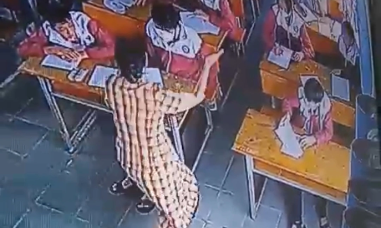 Nữ giáo viên tát học sinh trong giờ kiểm tra vì nghi sử dụng "phao"