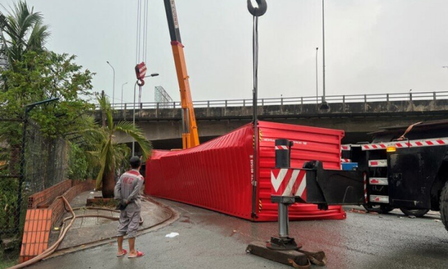 Xe container lật nhào dưới gầm cầu Đồng Nai