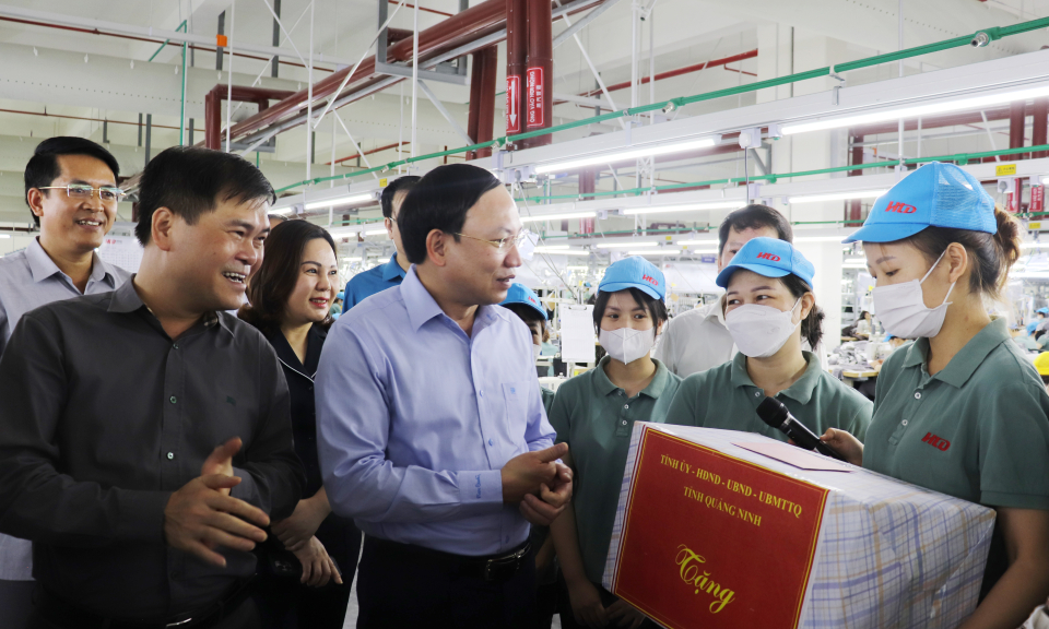 Đồng chí Bí thư Tỉnh ủy thăm, động viên công nhân lao động tại KCN Cảng biển Hải Hà