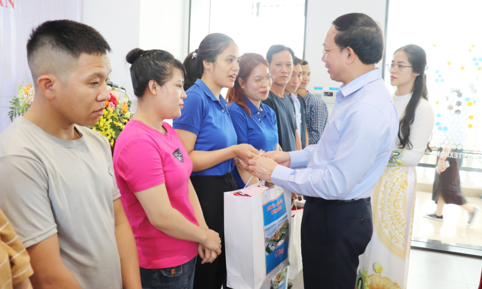 Đồng chí Bí thư Tỉnh ủy thăm, động viên công nhân lao động tại KCN Cảng biển Hải Hà