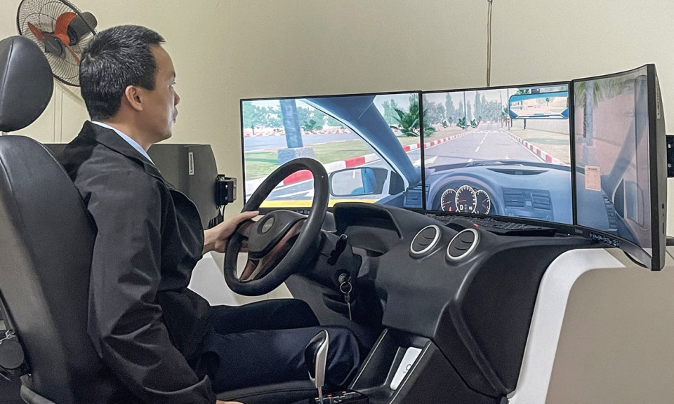 Hoa mắt, chóng mặt khi học lái xe trên cabin điện tử