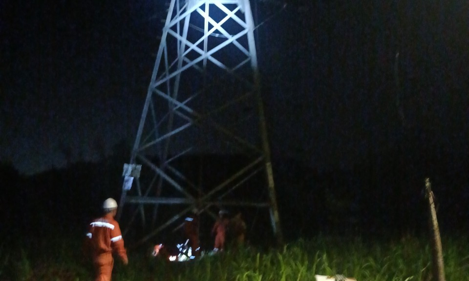 Cháy rừng gây ảnh hưởng đường dây 110kV cấp điện cho TP Hạ Long