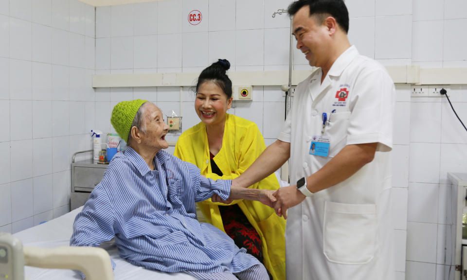Thay thành công khớp háng nhân tạo cho cụ bà 107 tuổi