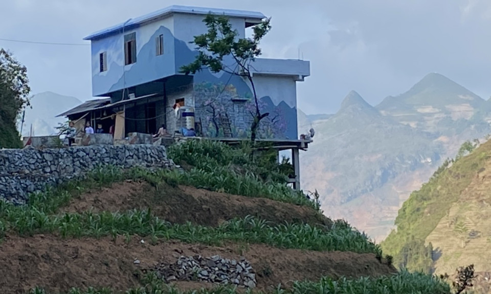 Những ngôi nhà 'tàng hình' đẹp như cảnh ghép giữa cao nguyên đá Hà Giang