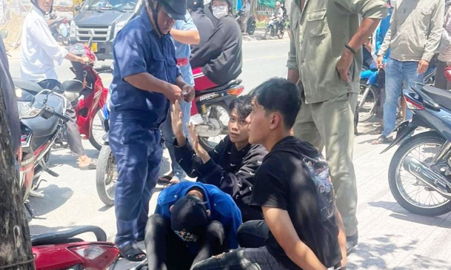 Ngăn nhặn 2 nhóm “trẻ trâu” xách hung khí đi giải quyết mâu thuẫn