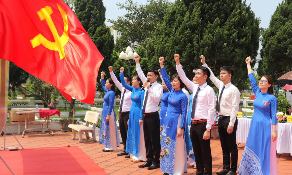 Đảng bộ Sở Y tế kết nạp đảng viên mới
