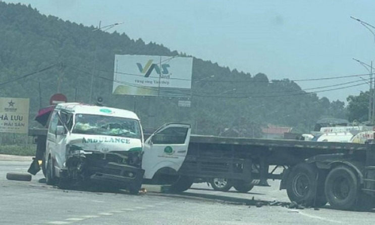 Xe cứu thương va xe đầu kéo ở Thanh Hóa, 3 người thương vong