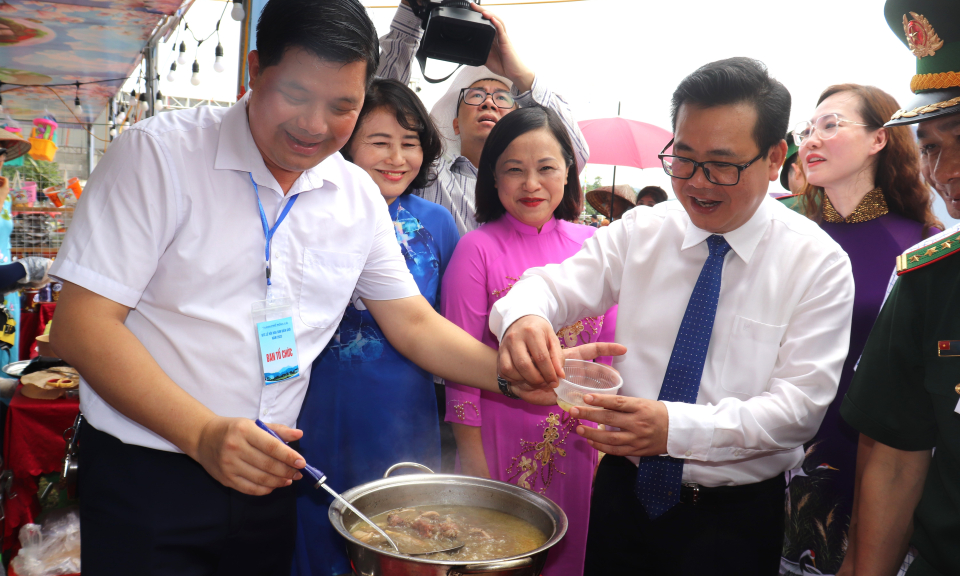 Rực rỡ Lễ hội Hoa sim biên giới năm 2023