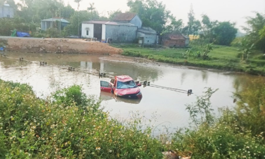 Xe ô tô bất ngờ lao xuống hồ, một người tử vong