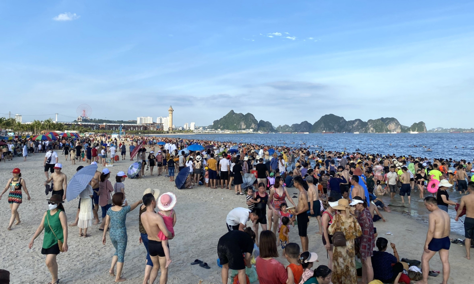 Các bãi tắm Quảng Ninh đông nghịt người dân, du khách dịp đầu hè 