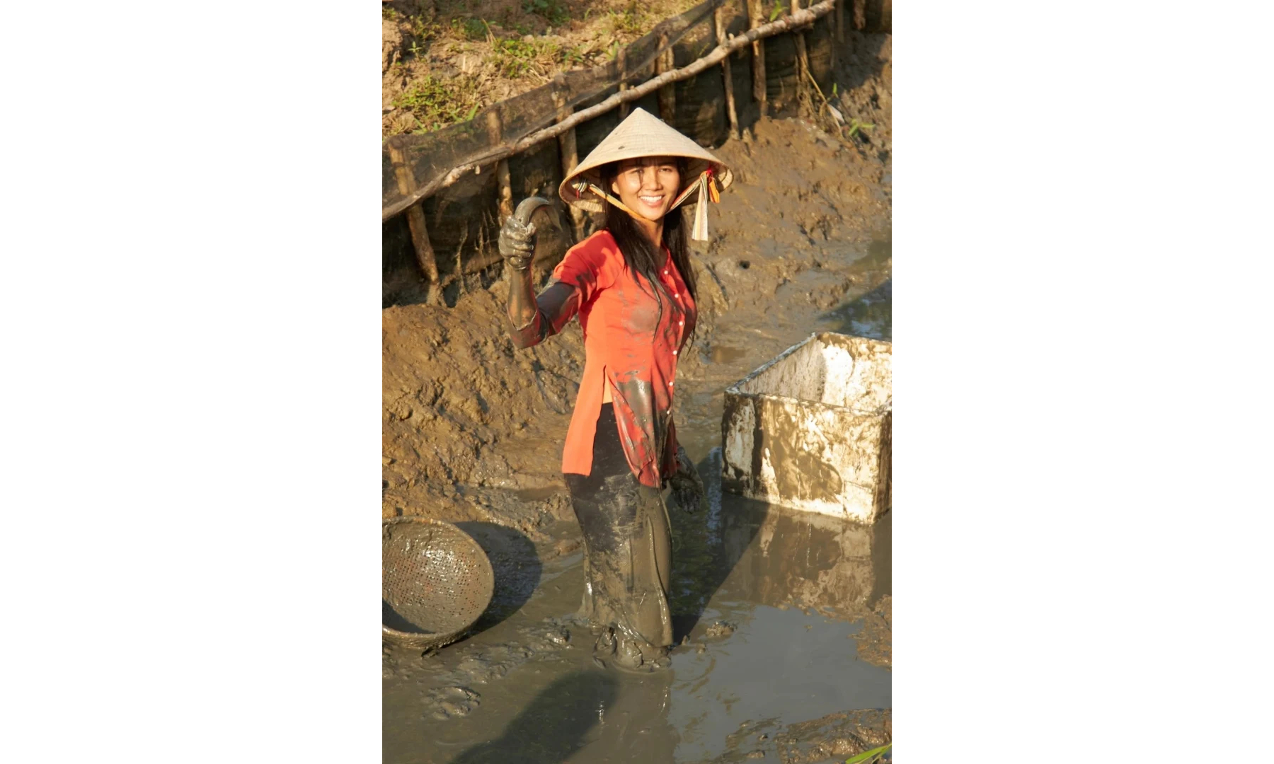 Hoa hậu Hoàn vũ Việt Nam lội bùn bắt cá, lấm lem bùn đất