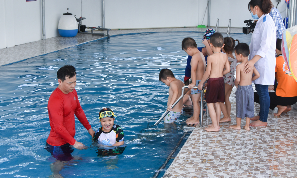 Phòng tránh đuối nước cho trẻ em mùa nắng nóng