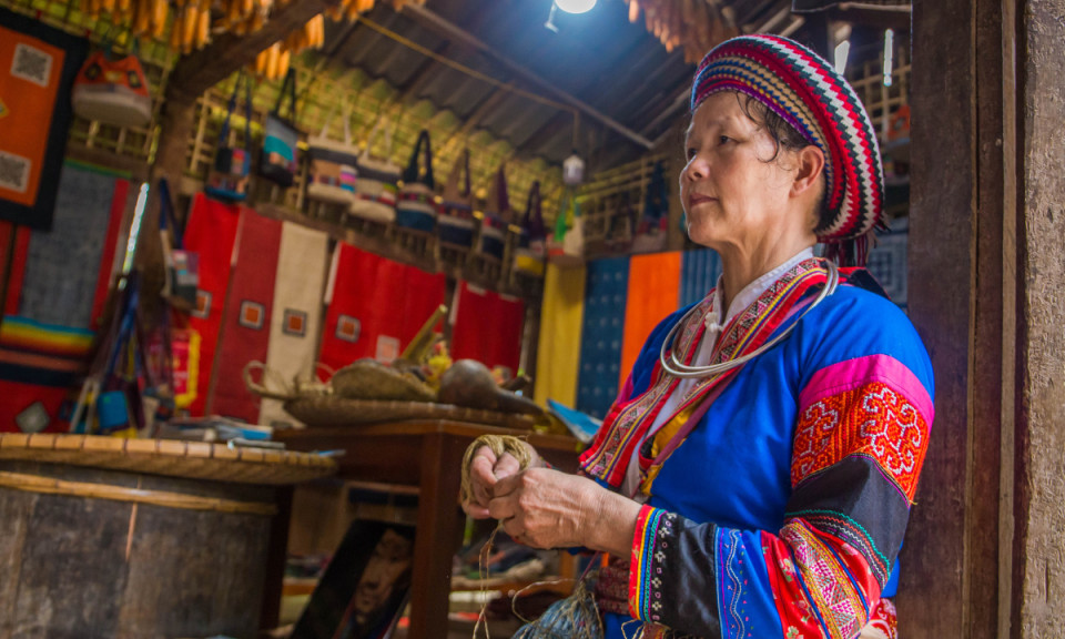Traditional Hmong weaving turns flax into fabric