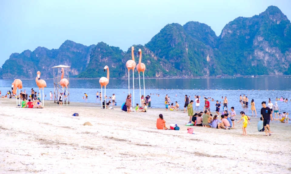 People flock to beaches to avoid summer heat